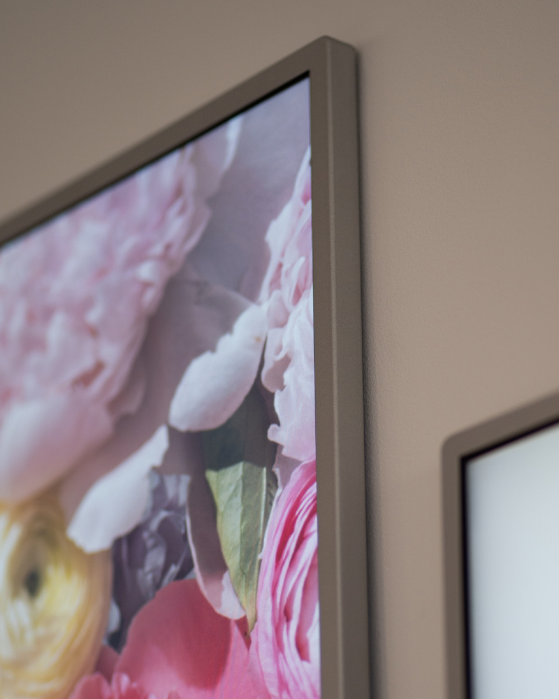 Nahaufnahme eines Displays mit schmalem Rahmen und floralen Bildinhalten