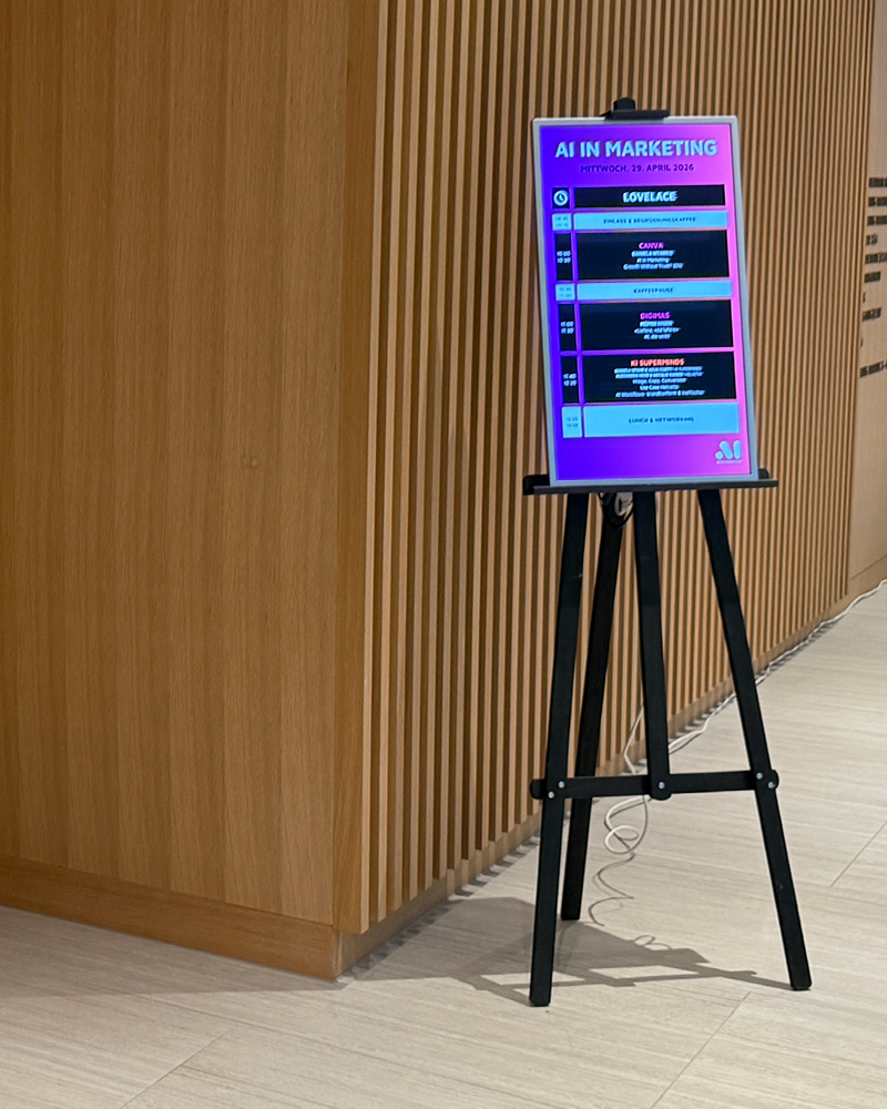 Freistehendes Display mit dem Programm für den Raum Lovelace