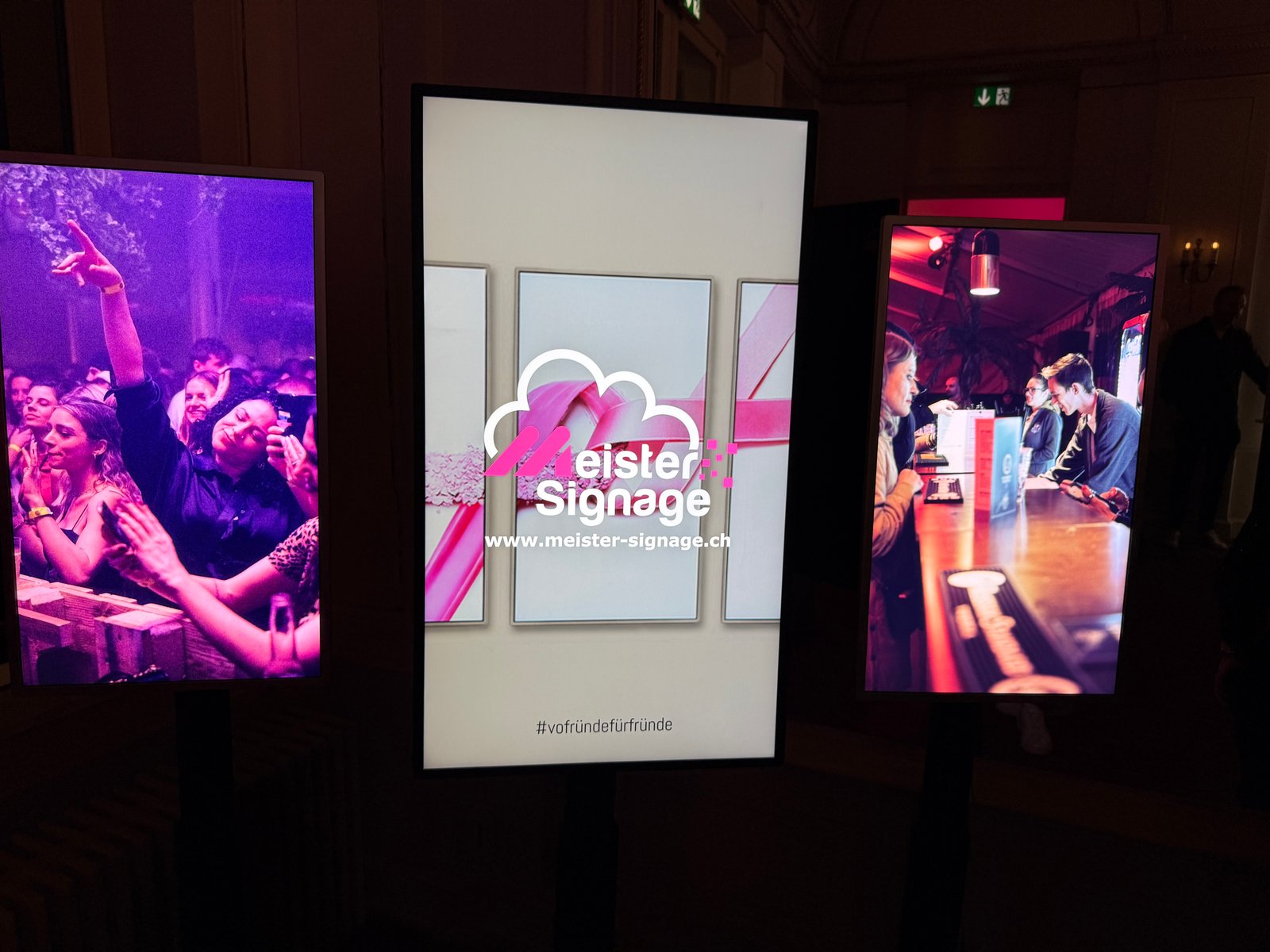 Drei Displays mit unterschiedlichen Sequenzen bei der elevendance Hotel Session