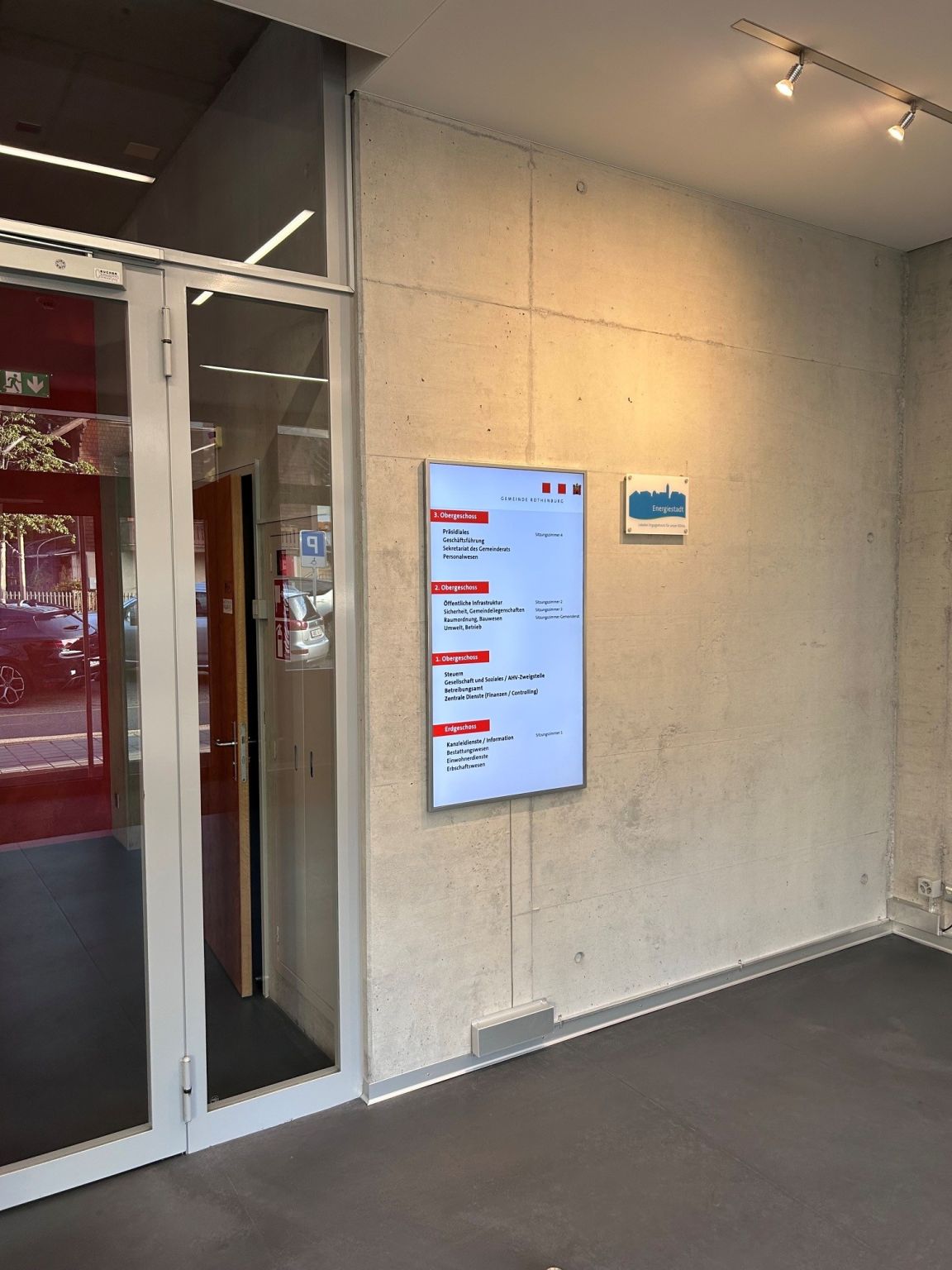 Wanddisplay zur Besucherinformation im Eingangsbereich der Gemeinde